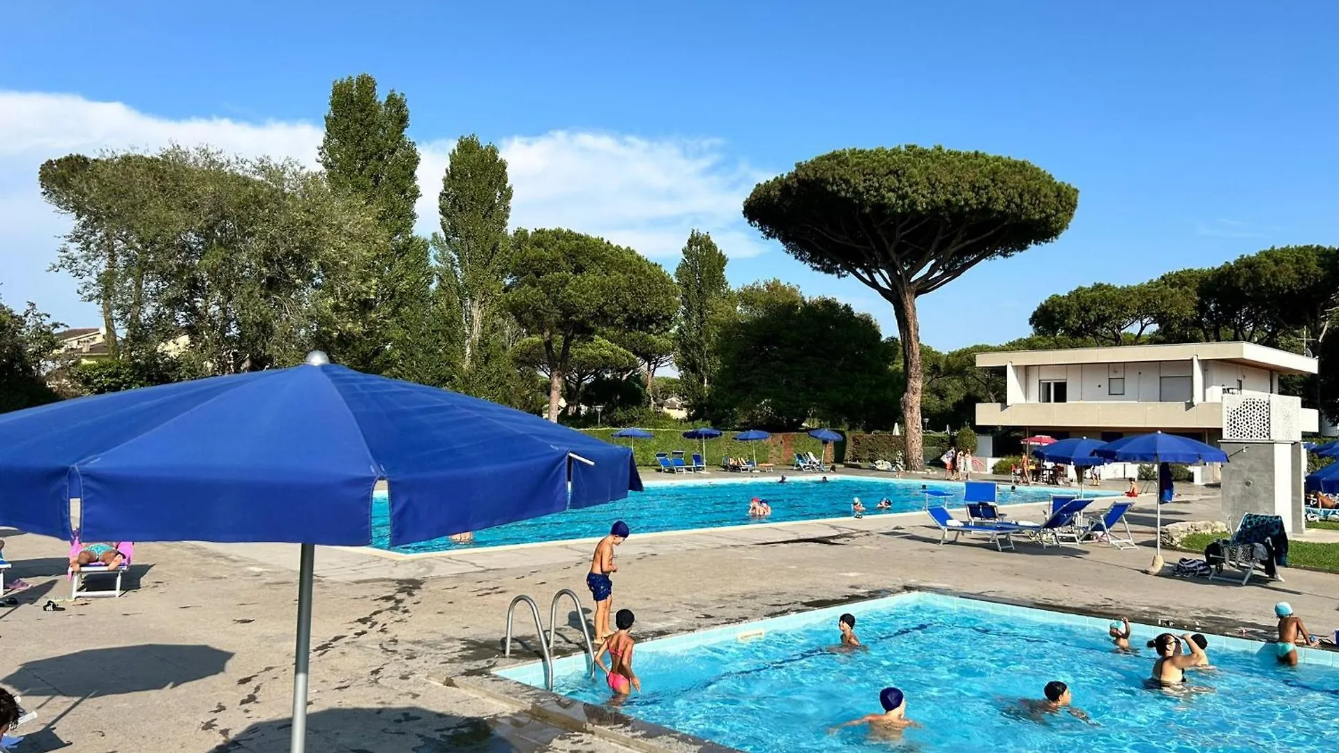Spaziosa Villa Con Piscina, Bbq E Campi Da Tennis Per Famiglie E Gruppi Di Amici Casal Palocco Italy